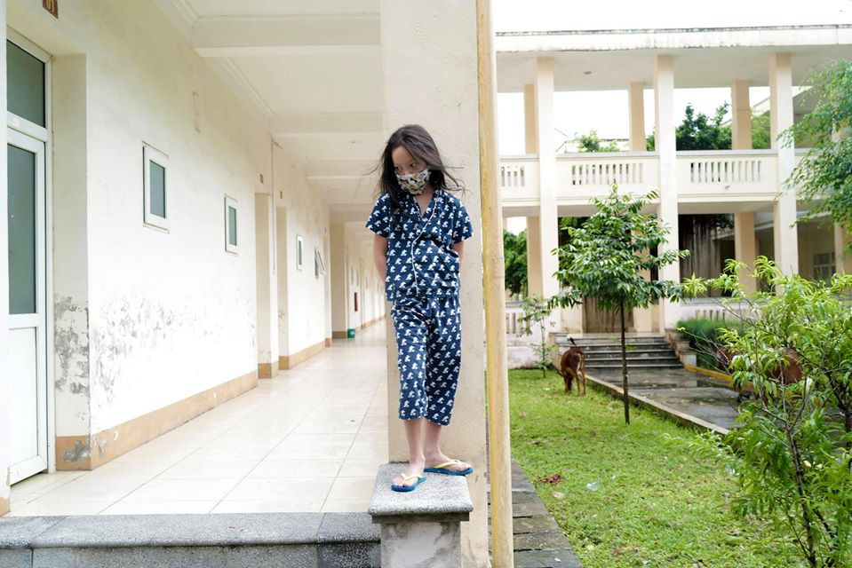 Tôm thơ thẩn chơi bên hiên khu nhà cách ly.