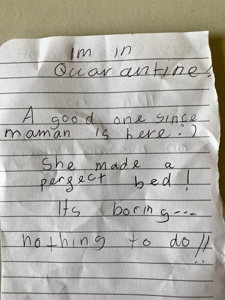 Tép viết tâm thư: "Tớ đang cách ly. Sướng vì có mẹ ở đây. Mẹ làm cái giường tuyệt hảo! Nhưng mà hơi buồn... Chả có gì để làm cả!".