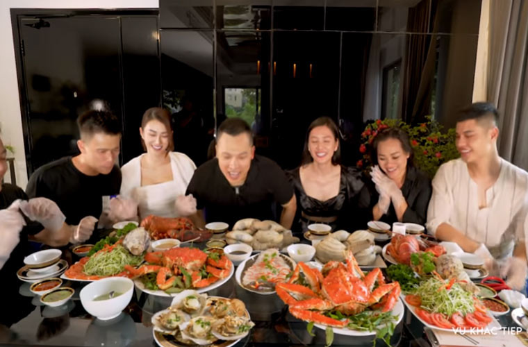 Các món sau khi hoàn thành được bày trên bàn ăn rất bắt mắt.