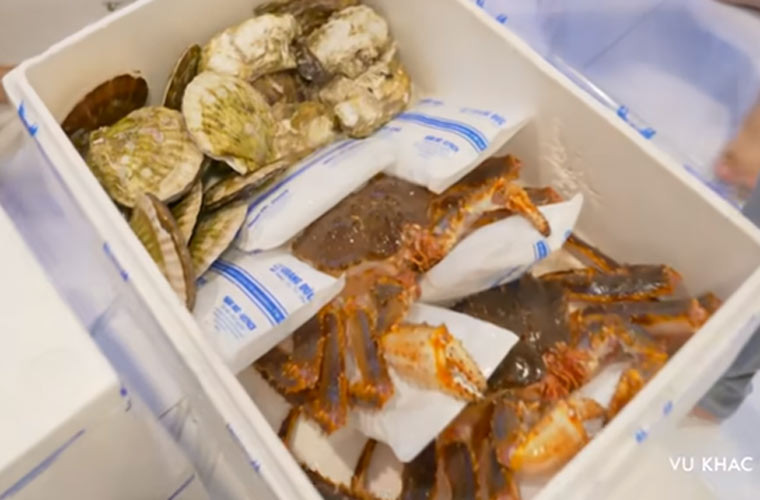 Rồi hào, sò điệp để nướng mỡ hành.