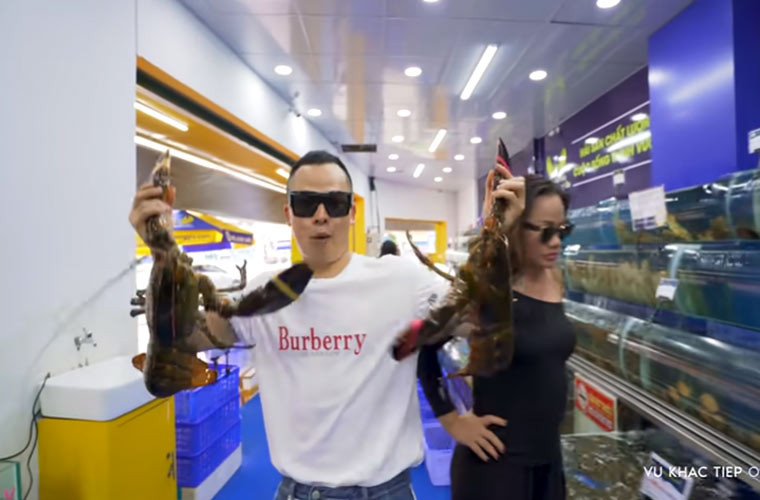 Sau đó anh chọn 2 con tôm hùm Alaska, loại tôm đắt nhất trong cửa hàng, 1 triệu/kg và 1 con khoảng 3kg.