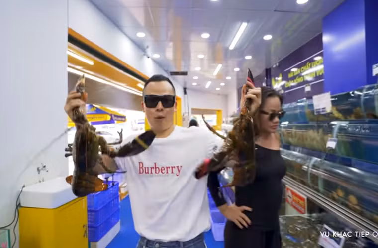 Sau đó anh chọn 2 con tôm hùm Alaska, loại tôm đắt nhất trong cửa hàng, 1 triệu/kg và 1 con khoảng 3kg.