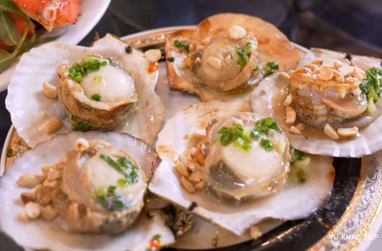 Sò điệp nướng mỡ hành. Theo tiết lộ của Vũ Khắc Tiệp, bữa ăn anh chiêu đãi bạn bè tốn khoảng 100 triệu bao gồm cả tiền thuê đầu bếp, mua thực phẩm, tiền phí vận chuyển...