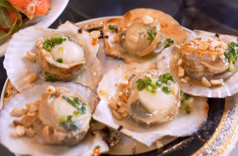 Sò điệp nướng mỡ hành. Theo tiết lộ của Vũ Khắc Tiệp, bữa ăn anh chiêu đãi bạn bè tốn khoảng 100 triệu bao gồm cả tiền thuê đầu bếp, mua thực phẩm, tiền phí vận chuyển...