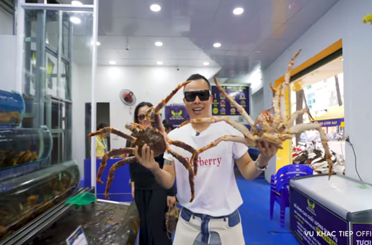 Khắc Tiệp chọn 2 con cua hoàng đế to nhất ở cửa hàng, có nguồn gốc từ Bắc Mỹ với giá khoảng 9-10 triệu/2 con.