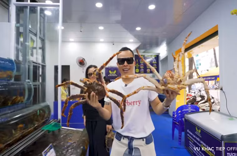 Khắc Tiệp chọn 2 con cua hoàng đế to nhất ở cửa hàng, có nguồn gốc từ Bắc Mỹ với giá khoảng 9-10 triệu/2 con.