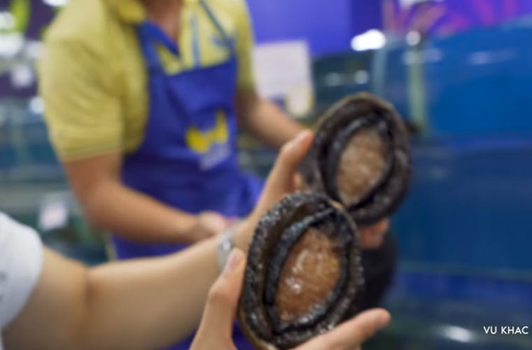 Ngoài ra, Khắc Tiệp chọn 4kg bào ngư Úc để đãi bạn và mỗi con bào ngư to tới 300-400gr.