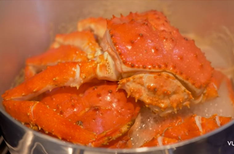 Món cua hoàng đế hấp đang sôi ùng ục trên bếp tại nhà Vũ Khắc Tiệp ngay sau đó.