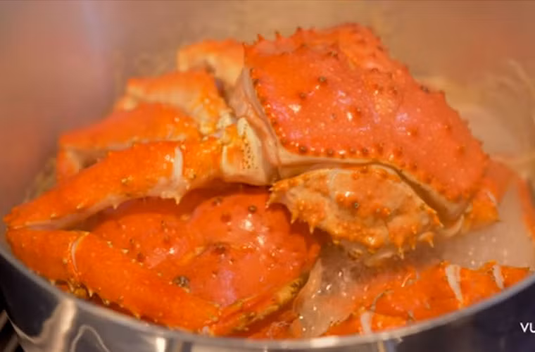 Món cua hoàng đế hấp đang sôi ùng ục trên bếp tại nhà Vũ Khắc Tiệp ngay sau đó.