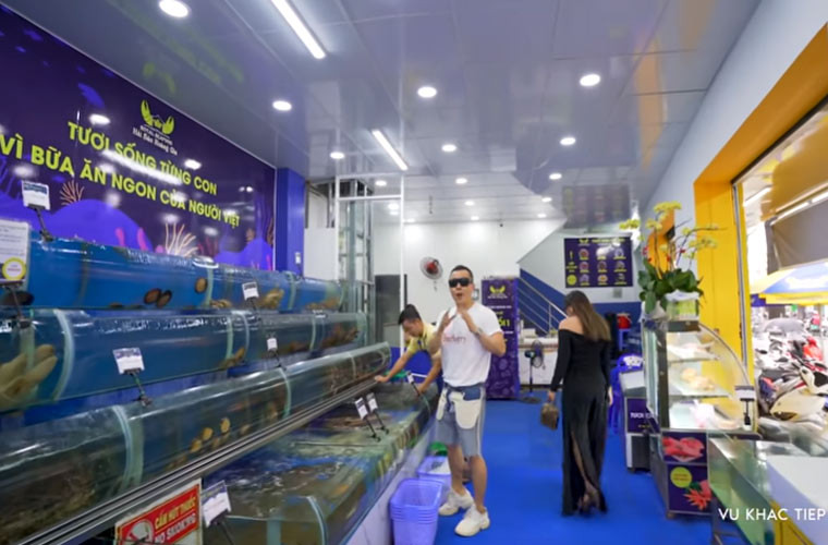  Vũ Khắc Tiệp cho biết đây là lần đầu tiên anh làm vlog theo phong cách cuộc sống hàng ngày, theo đúng như yêu cầu của các fan. Khắc Tiệp chia sẻ, anh chọn các đồ hải sản ngon nhất, đắt nhất tại một vựa hải sản ở TP.HCM với phương châm “ăn như không còn có ngày mai”.