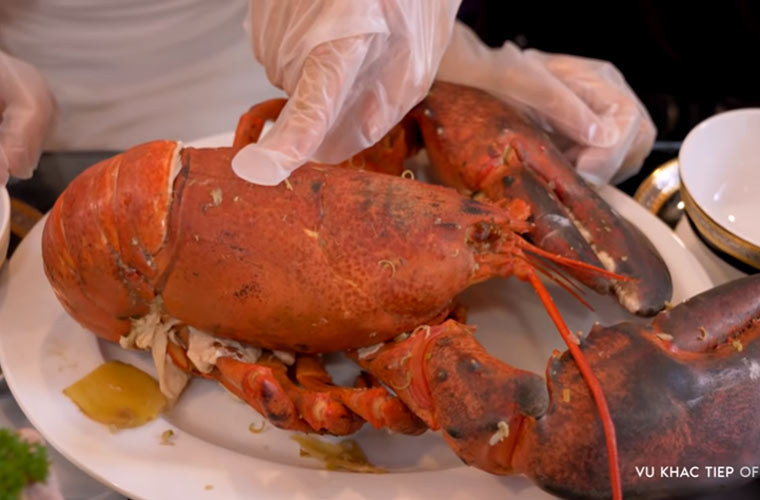 Bạn bè ai nấy đều xuýt xoa với món ngon mà Vũ Khắc Tiệp chiêu đãi.