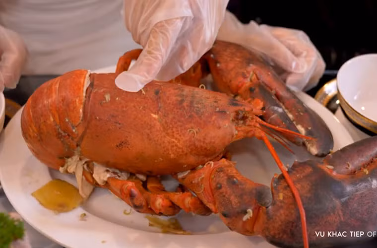 Bạn bè ai nấy đều xuýt xoa với món ngon mà Vũ Khắc Tiệp chiêu đãi.