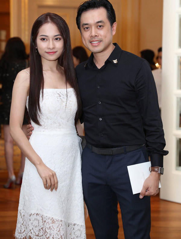 Dương Khắc Linh và Sara Lưu kết hôn vào tháng 6/2019, nam nhạc sĩ hơn vợ 13 tuổi. Sara Lưu được khán giả biết tới qua hit "Đừng như thói quen" hát với JayKii. Trước đó nữ ca sĩ từng tốt nghiệp khoa Thanh nhạc, Học viện Âm nhạc Quốc gia Hà Nội và du học ở Hàn Quốc về chuyên ngành âm nhạc.