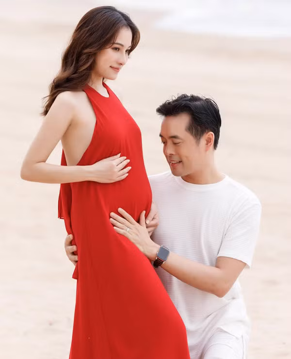 Vợ Dương Khắc Linh, nữ ca sĩ Sara Lưu mang thai đôi được gần 4 tháng. Nam nhạc sĩ rất vui khi sắp được làm cha ở tuổi 40 nên anh chăm sóc vợ rất chu đáo.