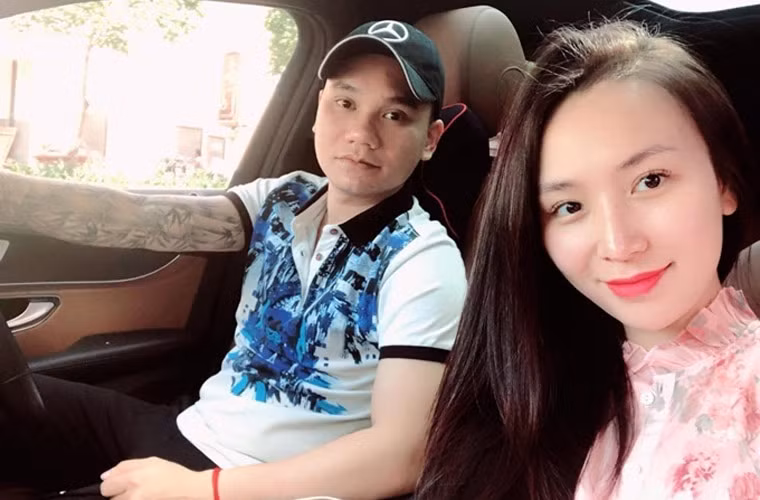 Vợ nhạc sĩ Khắc Việt, nữ DJ nóng bỏng Thanh Thảo cũng đang mang song thai một trai, một gái.