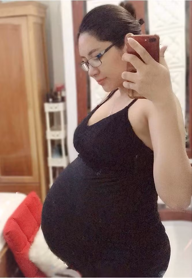 "Cái bụng hôm nay nhỏ xíu à, rạn giống trái dưa lưới rồi, nhưng mẹ bầu không tự ti mà thấy happy lắm. Chụp 1/2 mặt cà 10 cái app may ra nhìn còn tạm tạm. Thôi kệ! Mẹ bầu xấu đẹp không quan trọng, chỉ cần 2 nhóc con khỏe mạnh chào đời là mẹ bầu chấp hết nè”, Thu Thảo viết trên trang cá nhân.