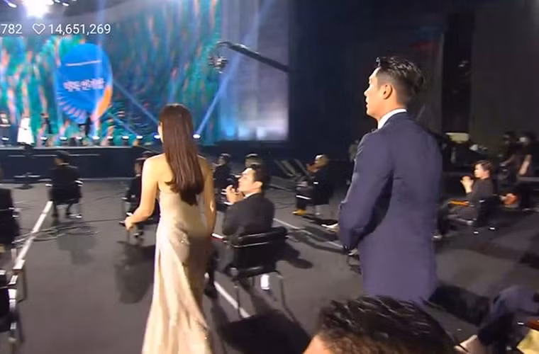 Hyun Bin nối bước Son Ye Jin lên sân khấu nhận giải thưởng.