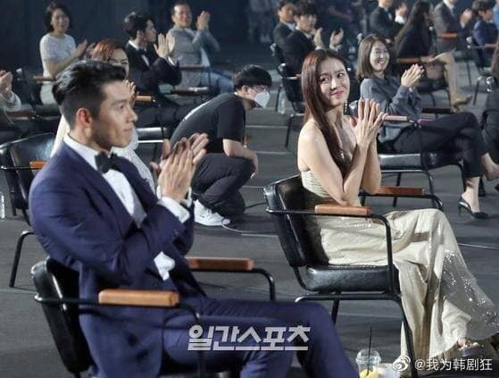Son Ye Jin luôn dành cho Hyun Bin ánh mắt chứa chan tình cảm trong suốt lễ trao giải Baeksang Arts Awards 2020.