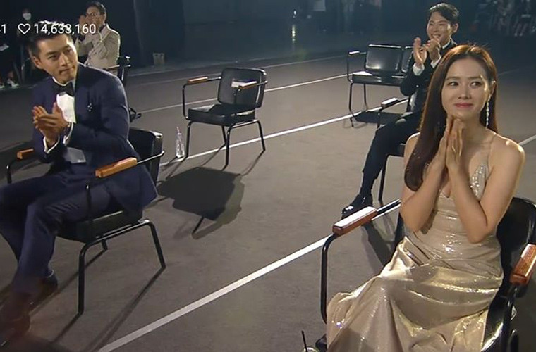 Ánh mắt của Hyun Bin trao cho bạn diễn thật nồng nàn khi cả hai đang ngồi trong hội trường lễ trao giải Baeksang Arts Awards lần thứ 56. Ánh mắt này hệt như khi Đại úy Ri Jung Hyuk (Hyun Bin) nhìn Yoon Se Ri (Son Ye Jin) trong "Hạ cánh nơi anh".