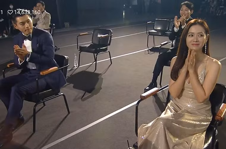 Ánh mắt của Hyun Bin trao cho bạn diễn thật nồng nàn khi cả hai đang ngồi trong hội trường lễ trao giải Baeksang Arts Awards lần thứ 56. Ánh mắt này hệt như khi Đại úy Ri Jung Hyuk (Hyun Bin) nhìn Yoon Se Ri (Son Ye Jin) trong "Hạ cánh nơi anh".