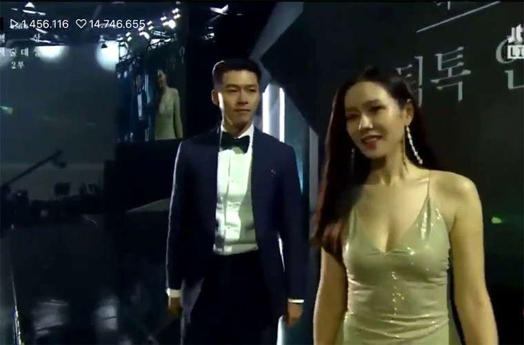 Hơn 3 tháng sau khi "Hạ cánh nơi anh" kết thúc, đây là lần đầu tiên fan được nhìn thấy Son Ye Jin và Hyun Bin. Thế nên fan của cặp đôi này đã mong chờ, săn đón từng phút giây khi cả hai xuất hiện, nhất là những khoảnh khắc tình tứ của Son Ye Jin và Hyun Bin.