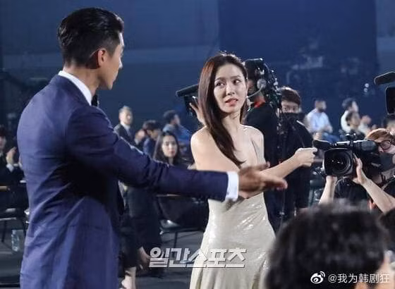 Mắt chạm mắt khi chuẩn bị cùng nhau lên sân khấu nhận giải Diễn viên được yêu thích nhất do fan bình chọn trên mạng xã hội Tiktok.