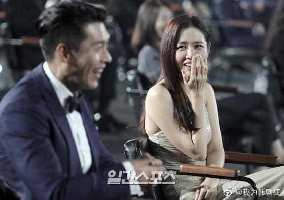 Anh mắt "rất tình" mà Son Ye Jin trao cho Hyun Bin.