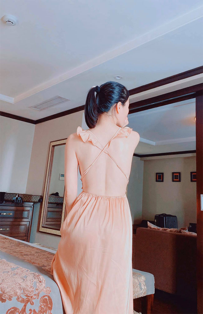 Không chỉ khoe ba vòng chuẩn, Lệ Quyên còn khiến mọi người ngất ngây với bờ vai thon và mịn màng.