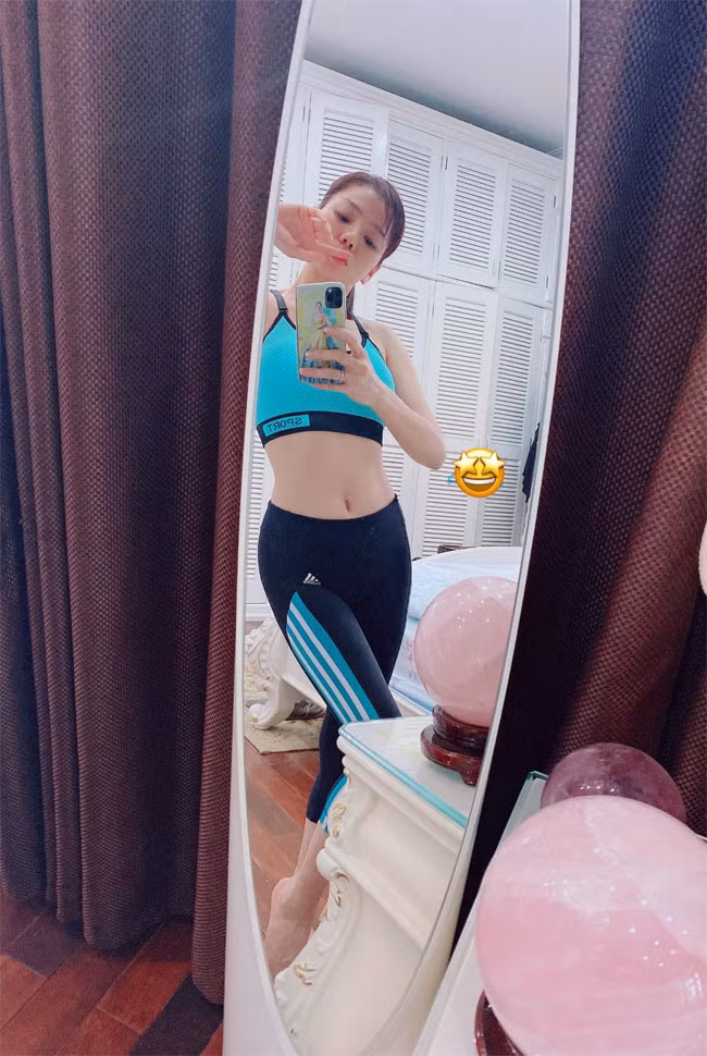 Ngoài ca hát, tập luyện giữ vóc dáng cũng là đam mê của bà mẹ một con.