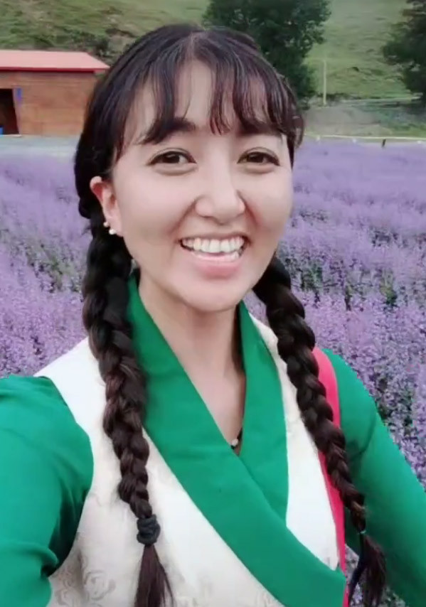 Cô thường xuyên quay livestream chia sẻ với mọi người cuộc sống ở miền núi quê cô.