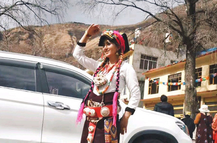 Lạp Mẫu bị bỏng nặng và ngày 17/9 khi được chuyển đến Bệnh viện Nhân dân tỉnh Tứ Xuyên, cô rơi vào tình trạng hôn mê. Các bác sĩ cảnh báo cô có thể tử vong vì vết bỏng chiếm tới 90% cơ thể.