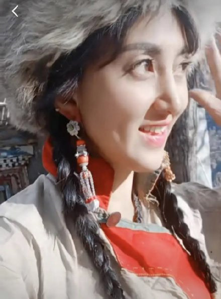 Lạp Mẫu từng kết hôn và có hai con trai.