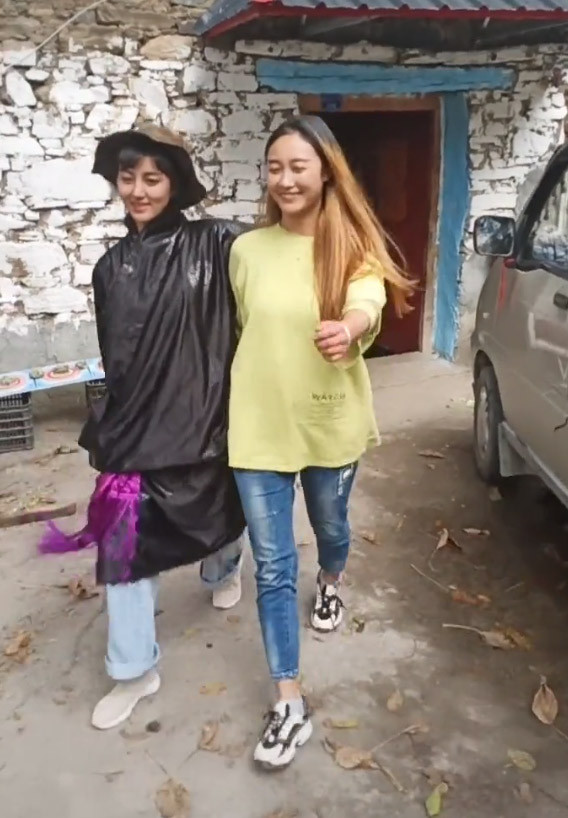 Một nguồn tin thân cận cho biết, nguyên nhân khiến chồng cũ dùng xăng đốt Lạp Mẫu là vì anh này ghen với vợ cũ khi thấy cô có cuộc sống tốt hơn, vui vẻ hơn sau khi ly hôn.