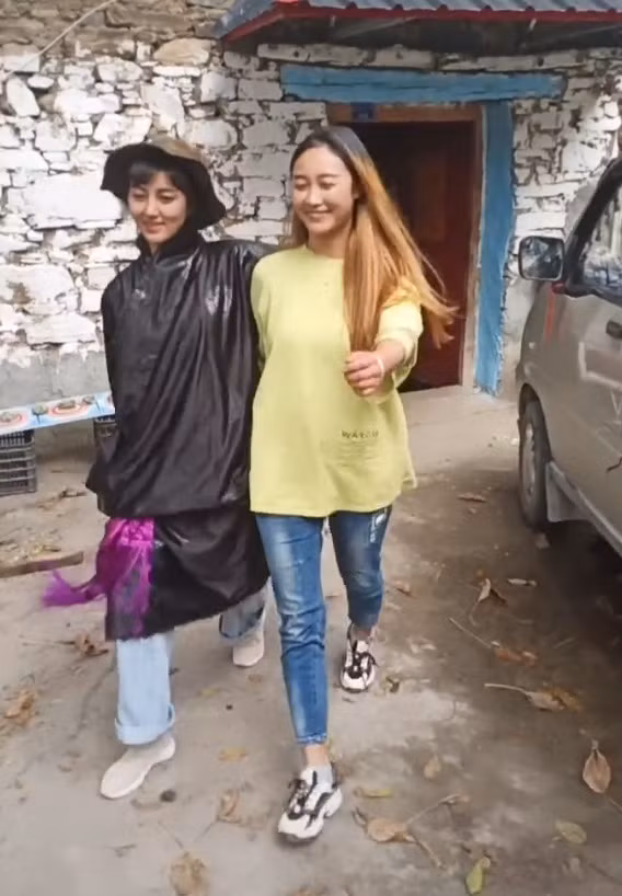 Một nguồn tin thân cận cho biết, nguyên nhân khiến chồng cũ dùng xăng đốt Lạp Mẫu là vì anh này ghen với vợ cũ khi thấy cô có cuộc sống tốt hơn, vui vẻ hơn sau khi ly hôn.