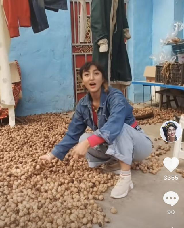 Vì hoàn cảnh gia đình khó khăn nên gia đình Lạp Mẫu đã kêu gọi sự giúp đỡ của cộng đồng mạng để có tiền chữa trị cho cô. Mọi người đã quyên góp cho cô được hơn 1 triệu NDT (khoảng 3,5 tỷ đồng).