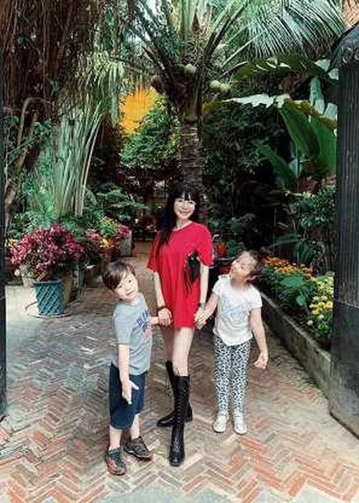 Fan gửi lời động viên Elly Trần tiếp tục kiên trì điều trị cho tốt, nghỉ ngơi nhiều hơn, dành nhiều thời gian bên hai con Cadie Mộc Trà và Alfie Túc Mạch.