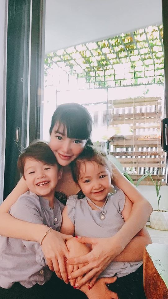 Trong bức ảnh chụp với con gái Mộc Trà, có thể thấy Elly Trần đã rạng rỡ hơn. Cô tìm niềm vui bên các con để lấy lại nụ cười trên môi.