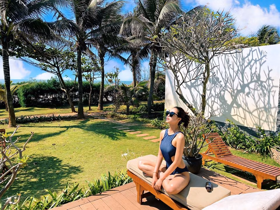 Tường Linh gợi cảm hơn nhiều sau 3 năm giành ngôi vị hoa hậu.