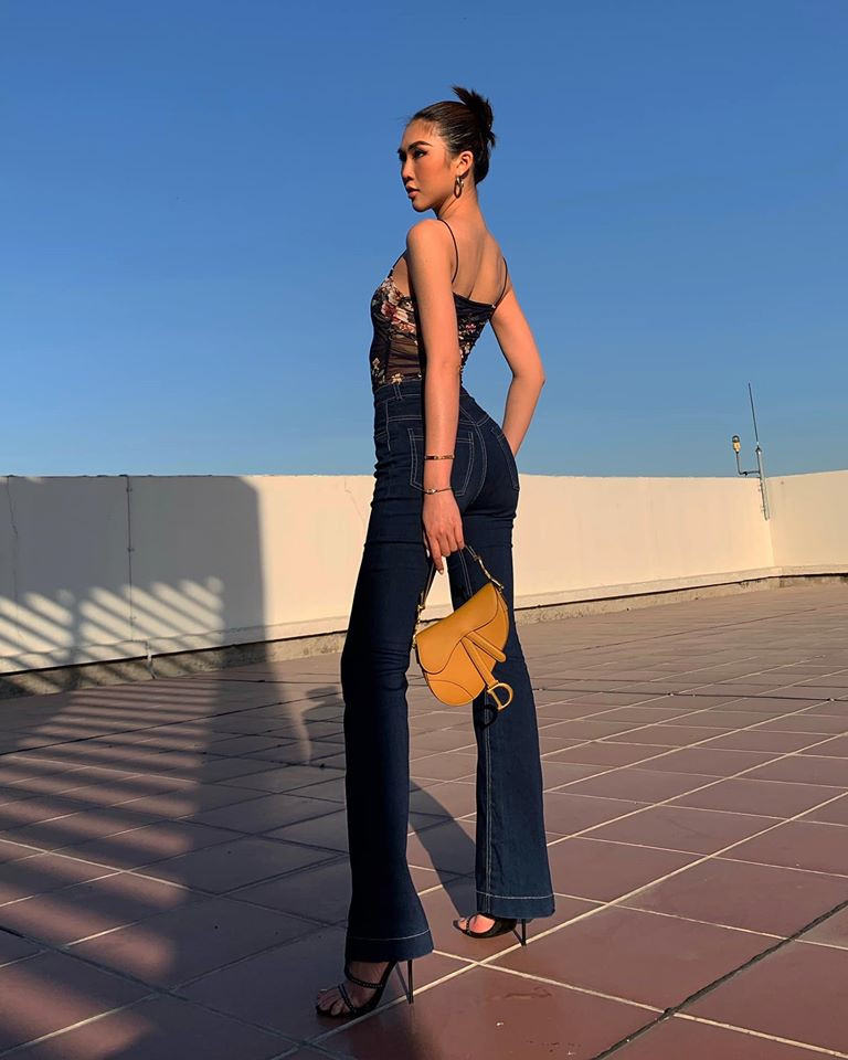 Người đẹp sinh năm 1994 đăng quang cuộc thi Hoa hậu Sắc đẹp châu Á 2017, lọt top 8 cuộc thi Hoa hậu Liên lục địa 2017 và giành giải Á quân chương trình truyền hình thực tế "Gương mặt thương hiệu mùa 2".