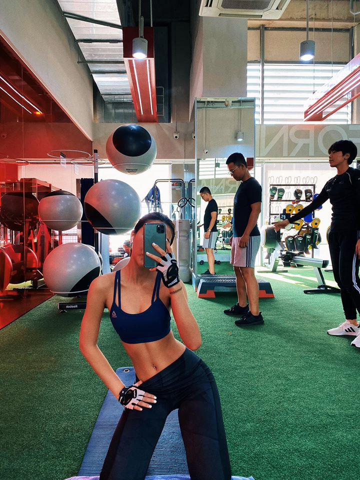 Chân dài thường xuyên tập gym, chạy bộ, tập sexy dance để duy trì vóc dáng đáng ngưỡng mộ.