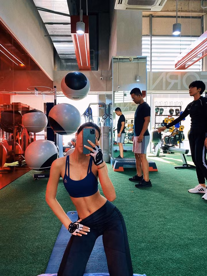 Chân dài thường xuyên tập gym, chạy bộ, tập sexy dance để duy trì vóc dáng đáng ngưỡng mộ.