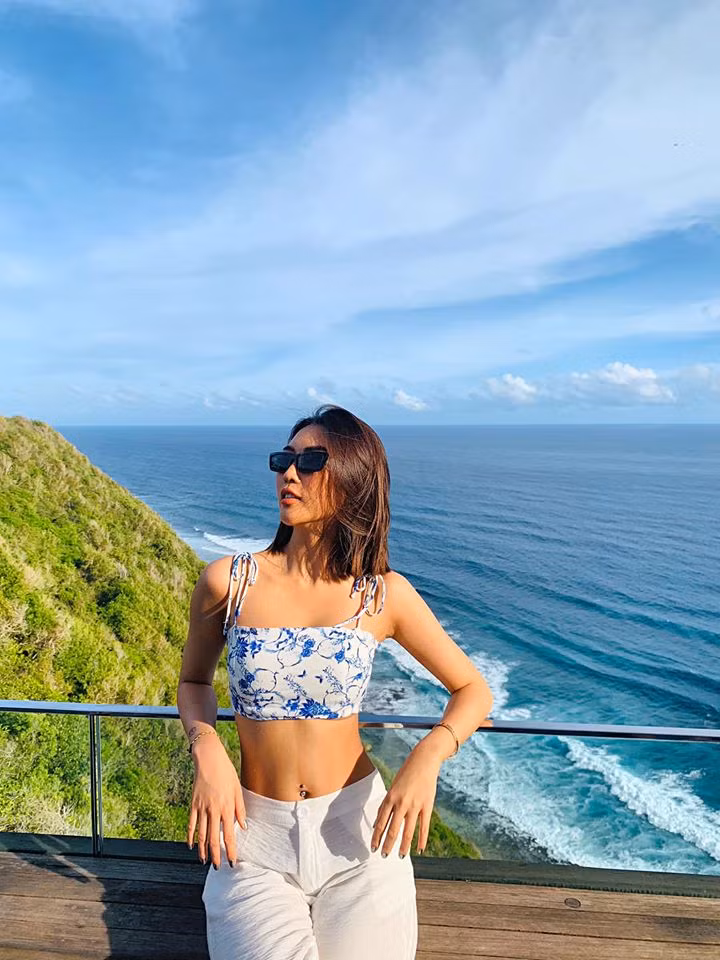 Chân dài 9X thường xuyên chụp ảnh khoe triệt để lợi thế ngoại hình.