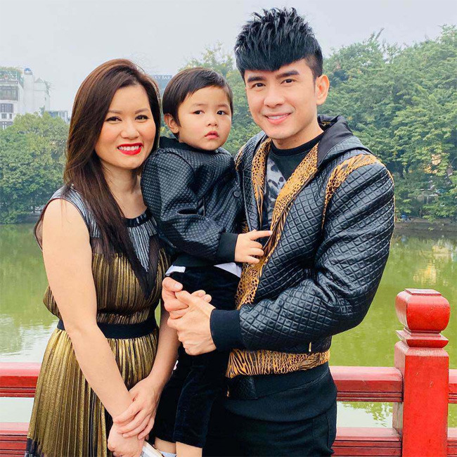 Lúc 2 tuổi, con trai Đan Trường đã kiếm được hơn 20 triệu đồng/tháng từ kênh Youtube của mình do bố mẹ lập cho. Lên 3 tuổi, Thiên Từ đã được bố mẹ lập công ty riêng. Công ty của cậu bé chuyên kinh doanh các sản phẩm quần áo, giầy dép, nước hoa.