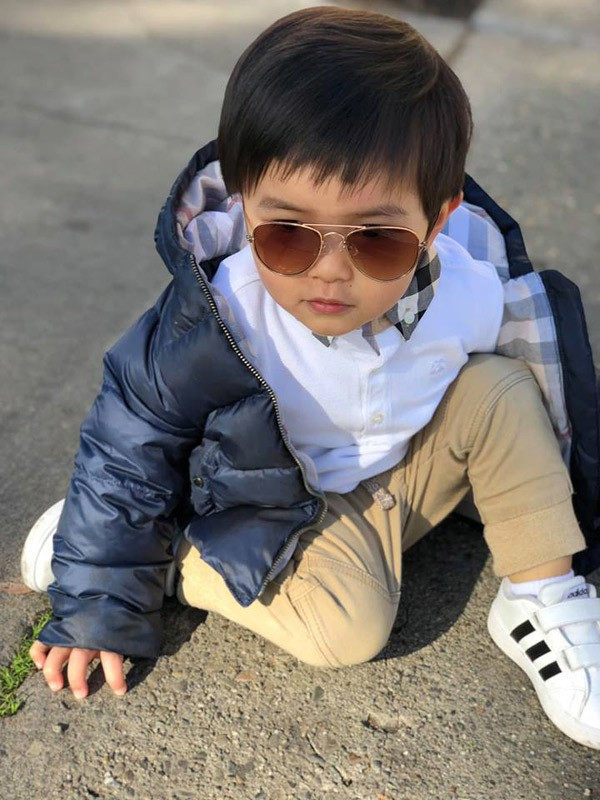 Quần áo, giầy dép của cậu bé cũng được mẹ sắm toàn hàng hiệu như Nike, Burberry, Gucci…, giá trị mỗi món đồ vào khoảng từ 100-800 USD.