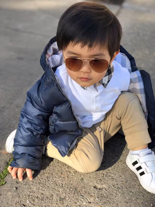Quần áo, giầy dép của cậu bé cũng được mẹ sắm toàn hàng hiệu như Nike, Burberry, Gucci…, giá trị mỗi món đồ vào khoảng từ 100-800 USD.