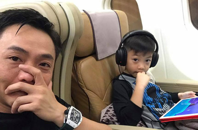 Ngoài ra, cậu bé còn được bố mẹ cho đi du lịch khắp nơi trên thế giới và đi đâu bằng máy bay cũng ngồi ghế hạng thương gia.