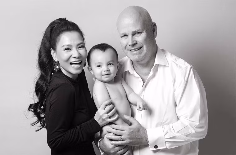 Con trai Thu Minh cũng được coi là cậu bé sinh ra đã ở vạch đích khi có bố là một doanh nhân giàu có người Hà Lan và mẹ là nữ ca sĩ nổi tiếng Thu Minh.