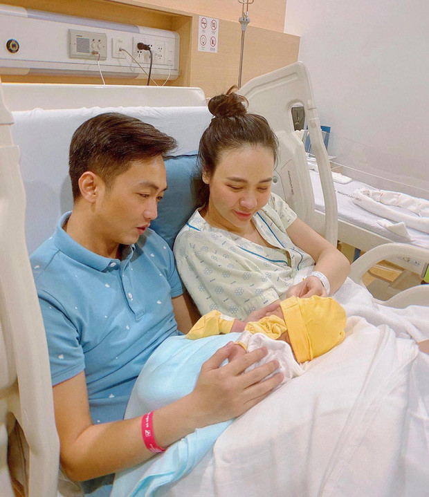 Nếu nói về độ chịu chơi và chiều con thì chắc không ai vượt qua được Cường Đô la. Con gái của Cường Đô la với Đàm Thu Trang, bé Suchin khi chào đời chưa đầy tháng đã được bố sắm cho một seri túi hàng hiệu.