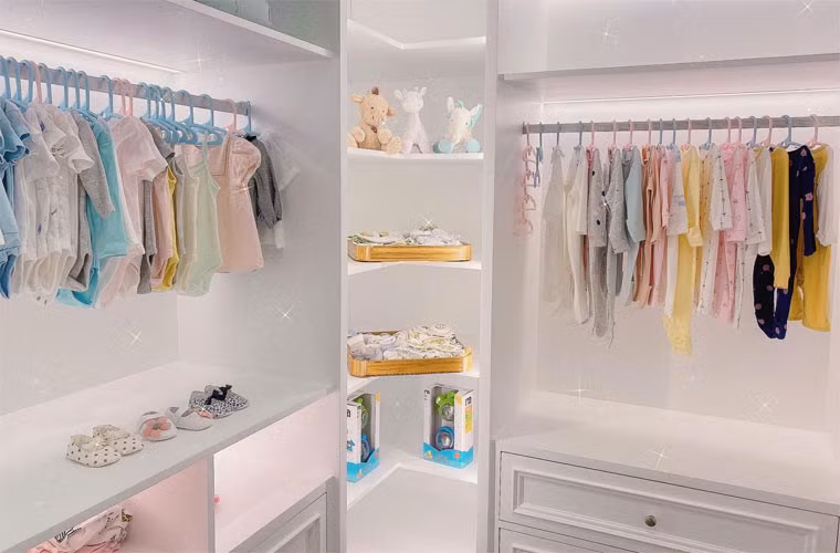 Ông bố quốc dân trước đó còn khoe tủ quần áo sơ sinh đẹp ngất ngây và toàn hàng hiệu của Suchin được chuẩn bị chu đáo trước khi bé chào đời.