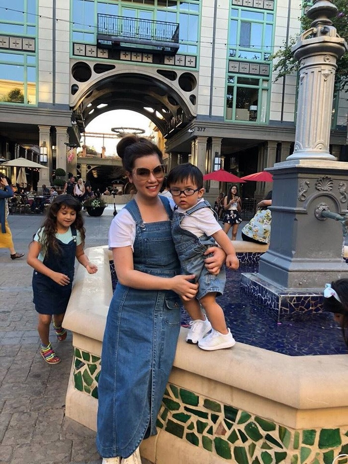 Ngay từ nhỏ, Thiên Từ, con trai của Đan Trường - Thủy Tiên đã được bố mẹ cho học đàn, đi du lịch khắp nơi trên thế giới.